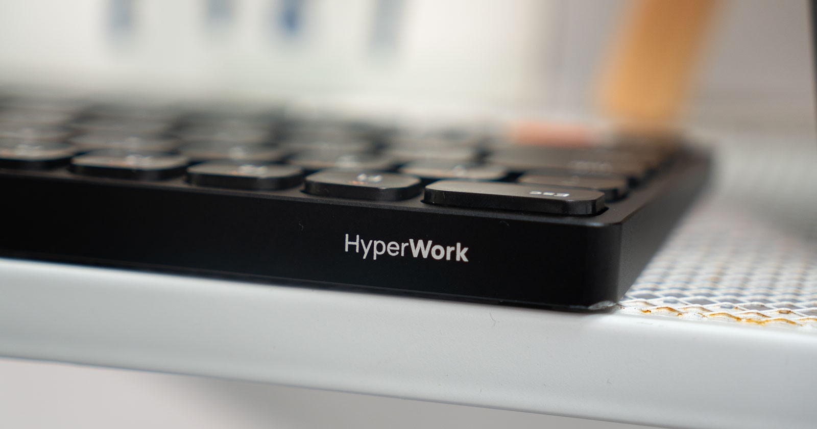 HyperWork HyperOne Gen 2: Bàn phím không dây đa năng, giá tốt cho dân văn phòng bàn phím Cảm giác gõ HyperOne Gen 2 Khung kim loại pin