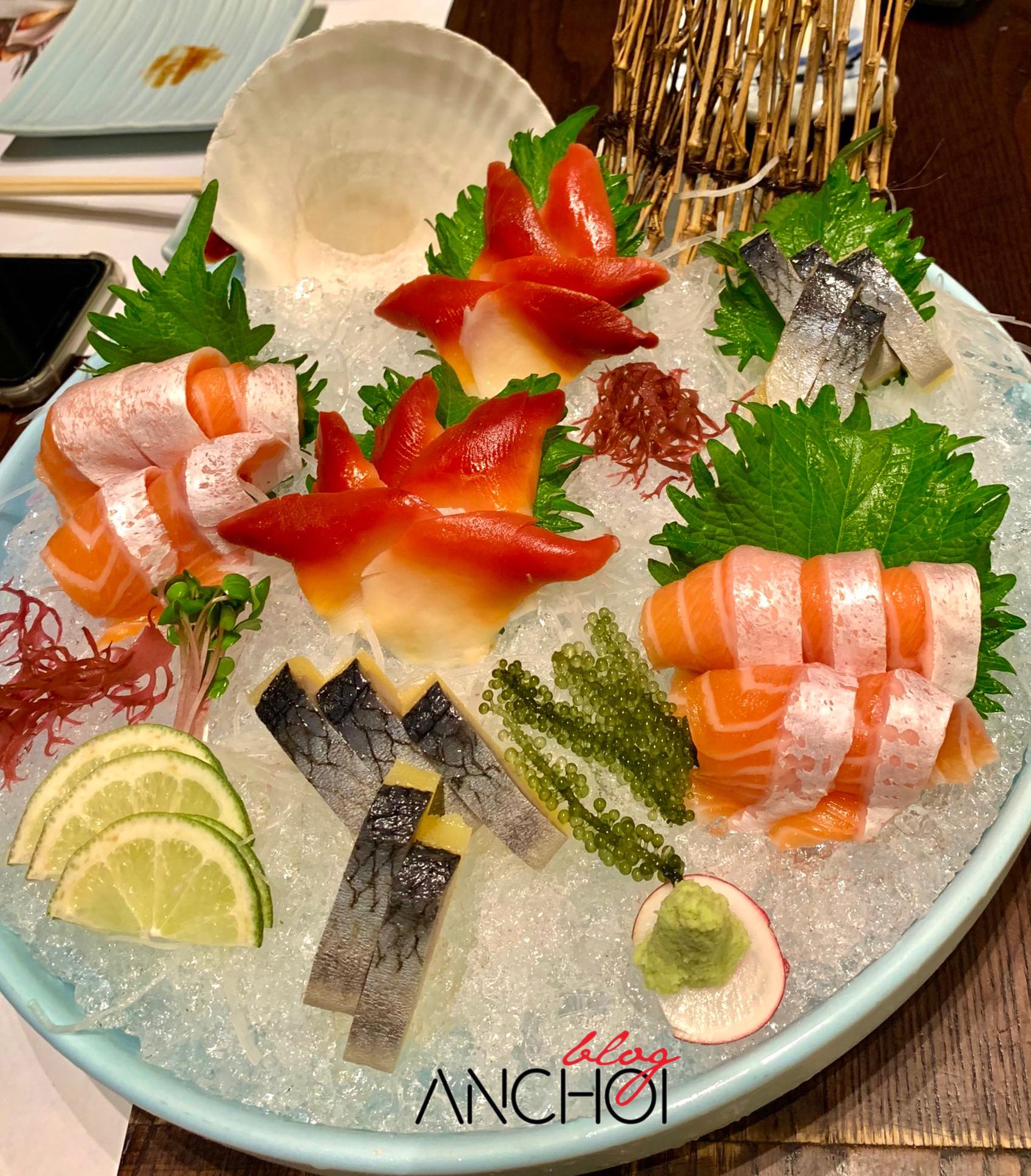 Món sashimi cá hồi, sò đỏ và cá trích ép trứng tại Hokkaido Sachi (nguồn: BlogAnChoi)