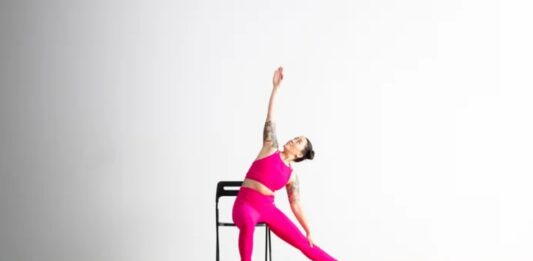 13 bài tập yoga với ghế giúp bạn giảm căng thẳng và tăng cường sức khỏe Tư thế tam giác mở rộng (Ảnh: Internet)