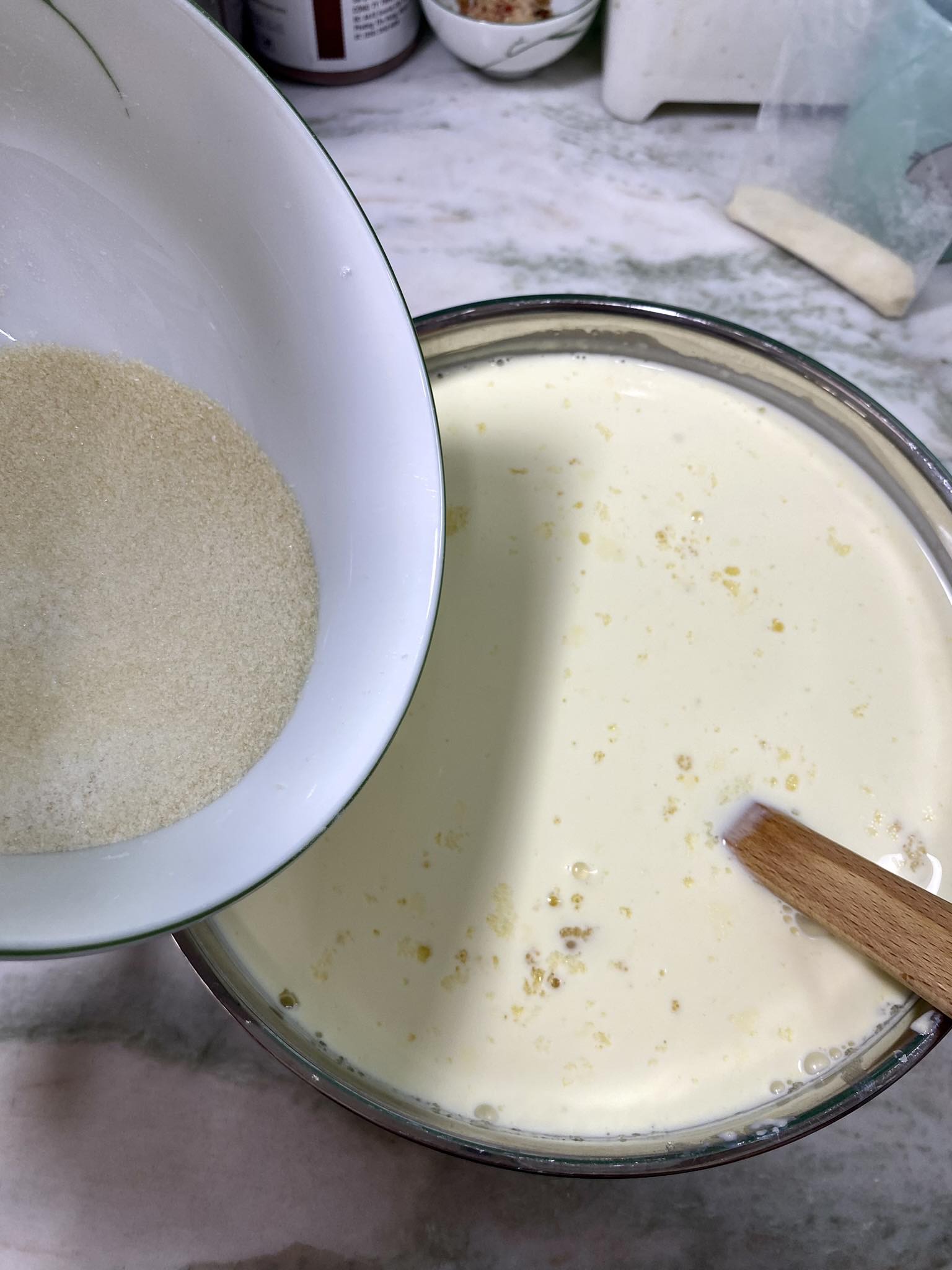 Cho bột gelatin vào hỗn hợp, khuấy đều tay để bột tan hết (nguồn: BlogAnChoi)