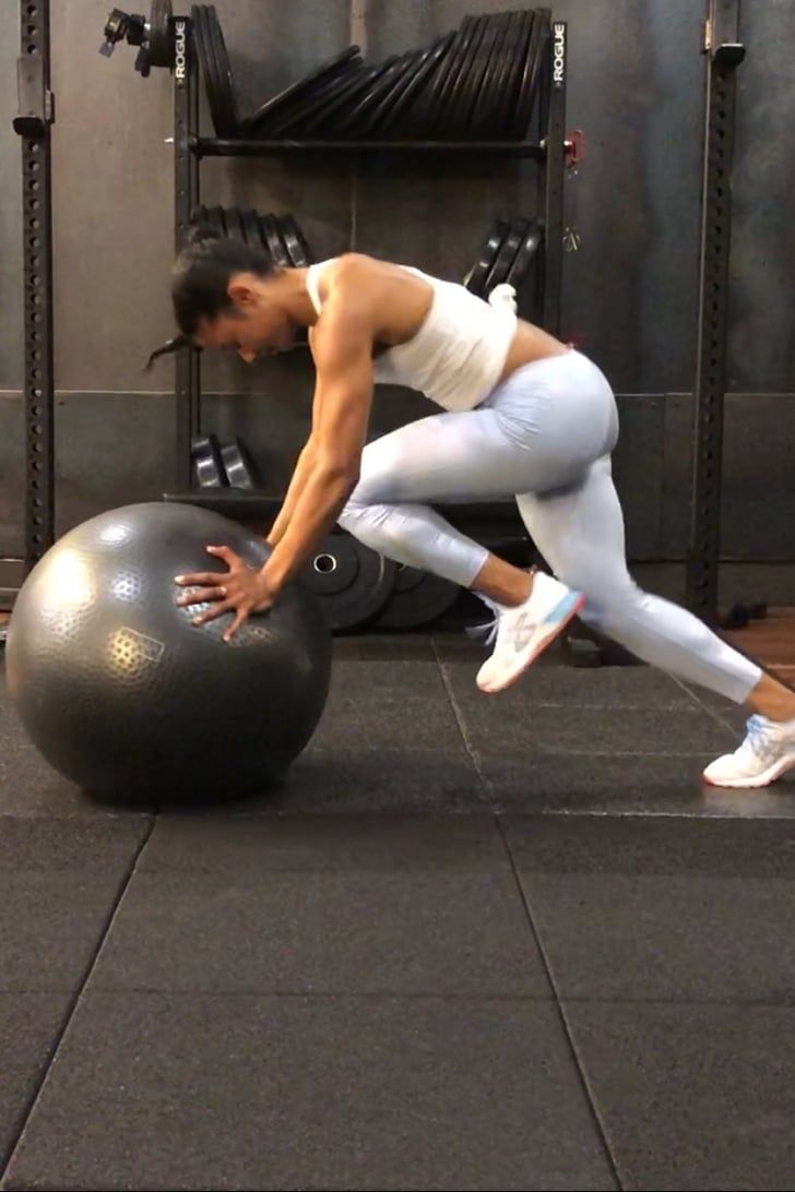 Plank nằm sấp năng động với fitball, một trong những bài tập cốt lõi với fitball.(Nguồn: Internet)