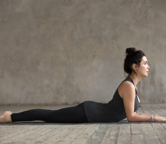 8 bài tập yoga đơn giản giúp giảm đau lưng dưới hiệu quả tại nhà Tư thế nhân sư (Ảnh: Internet)