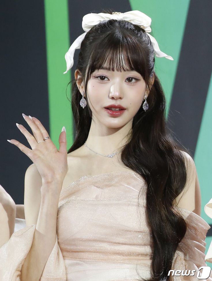 Dù lịch trình bận rộn, Jang Wonyoung vẫn luôn lọt top là nữ idol có vóc dáng búp bê sống nhờ đôi chân dài, da mặt và tóc không hề có khuyết điểm.