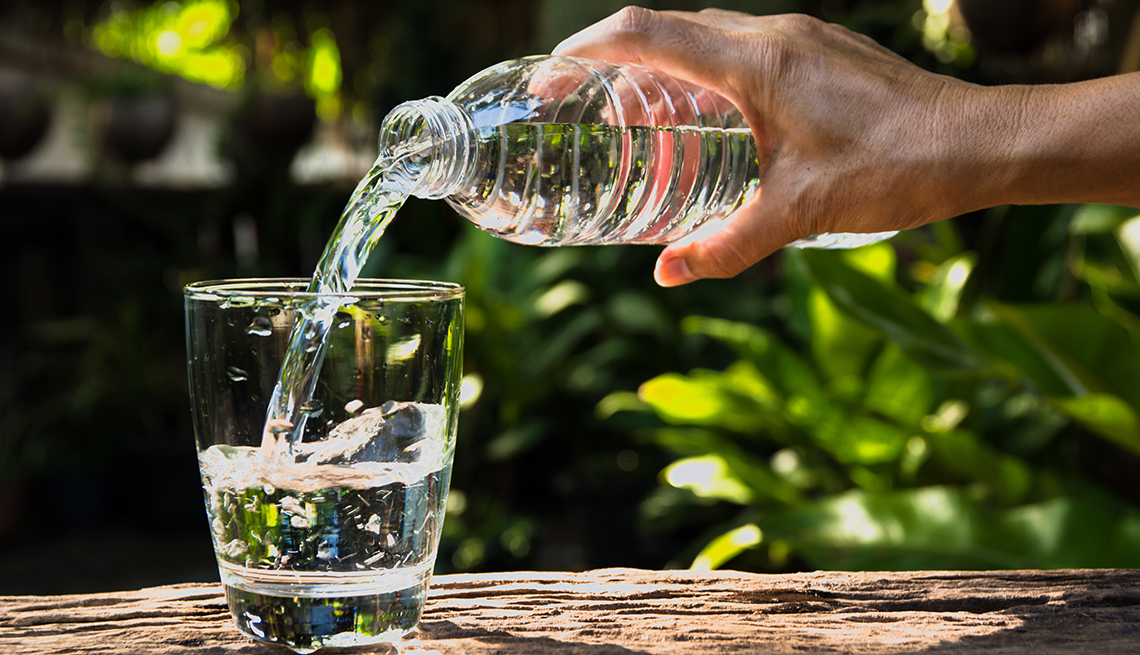 Uống nhiều nước giúp đẩy lùi bệnh tật. (Nguồn: Internet)