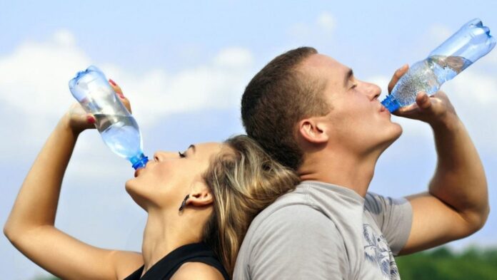 Uống đủ nước để duy trì cơ bắp (Ảnh: Internet)