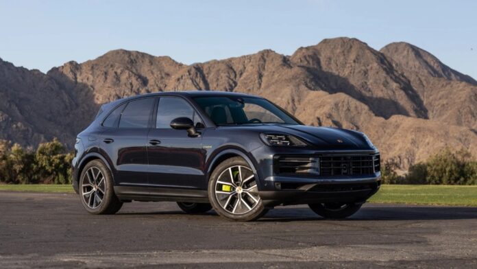 Xe Porsche Cayenne 2024 phiên bản E-Hybrid (Ảnh: Internet)