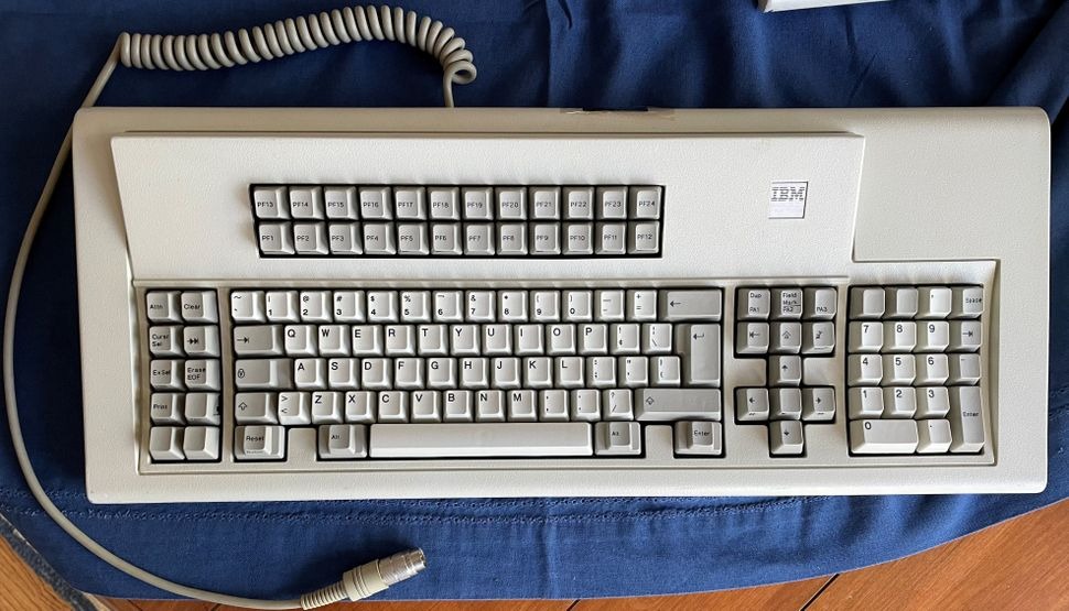 Chiếc bàn phím cổ điển như IBM Model M 122 từ năm 1985 (Ảnh: Internet)