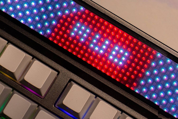 Màn hình LED của bàn phím Dynatab 75X (Ảnh: Internet)
