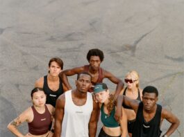 5 cách giữ vóc dáng khi sống ở nước ngoài Tham gia một đội hoặc câu lạc bộ thể thao địa phương có thể là một cách tuyệt vời để giữ dáng và giữ dáng trong khi hòa nhập với cộng đồng mới của bạn ở nước ngoài.(Nguồn: Internet)