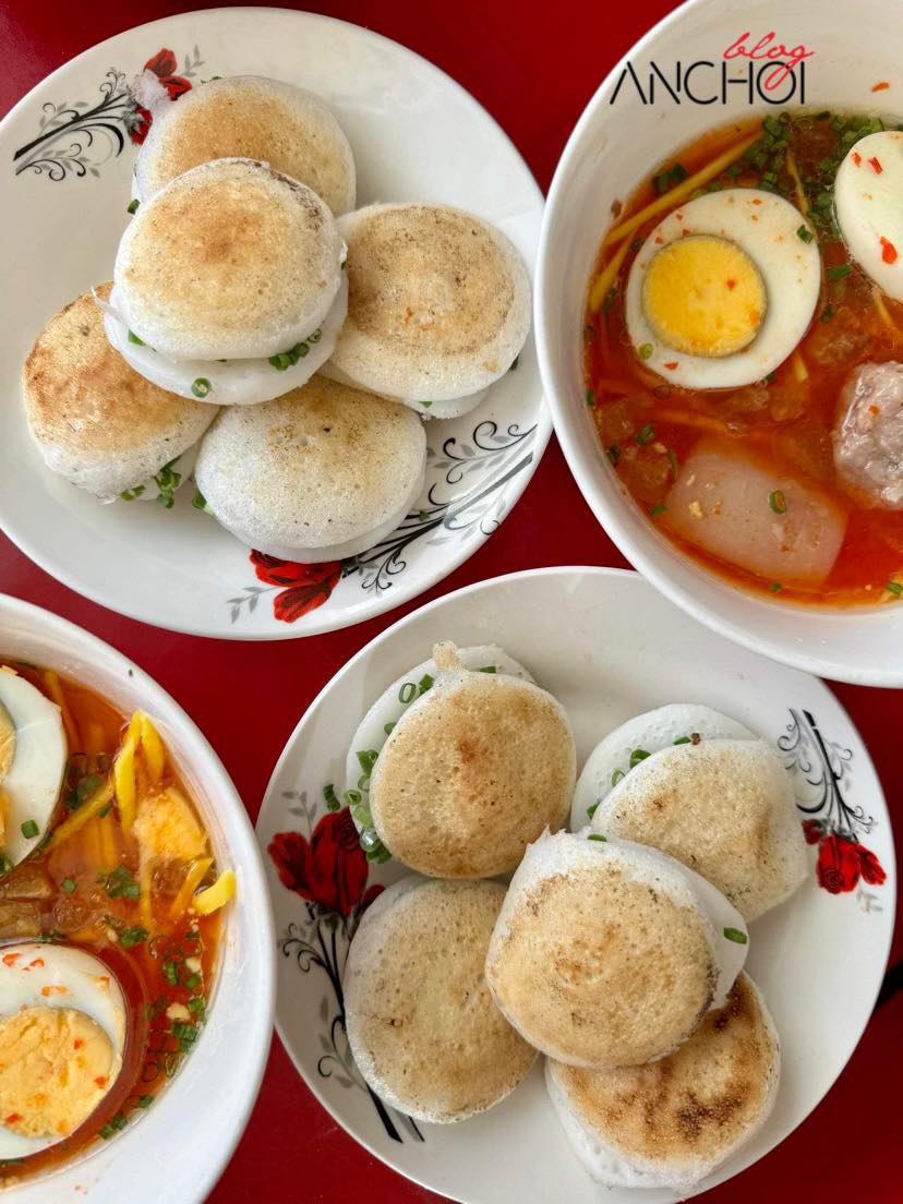 Bánh căn trứng và nước chấm tại quán bánh căn Lân Nguyệt (nguồn: BlogAnChoi)