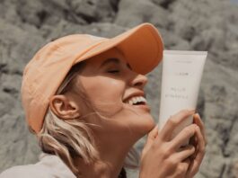 Bước chăm sóc da buổi sáng cuối cùng của bạn phải luôn luôn là kem chống nắng để bảo vệ làn da của bạn khỏi tia UV.(Nguồn: Internet)