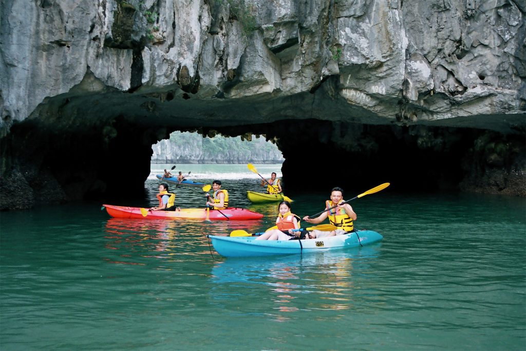 Trải nghiệm hang Luồn là một trong những hoạt động vui chơi khi du lịch Vịnh Hạ Long (Nguồn: Internet)