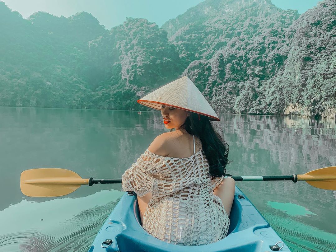 Chèo thuyền Kayak tham quan hang Luồn (Nguồn: Internet)
