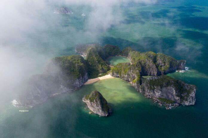 Đảo Mắt Rồng tựa như chốn Bồng Lai Tiên Cảnh khi nhìn từ trên cao (Nguồn: Internet)