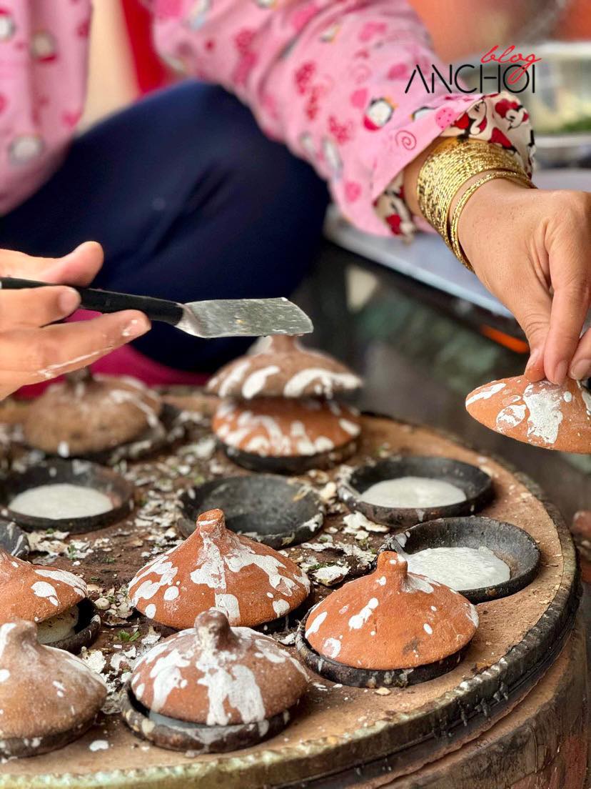 Bánh căn nóng giòn được đổ liên tục tại quán bánh căn Lân Nguyệt (nguồn: BlogAnChoi)