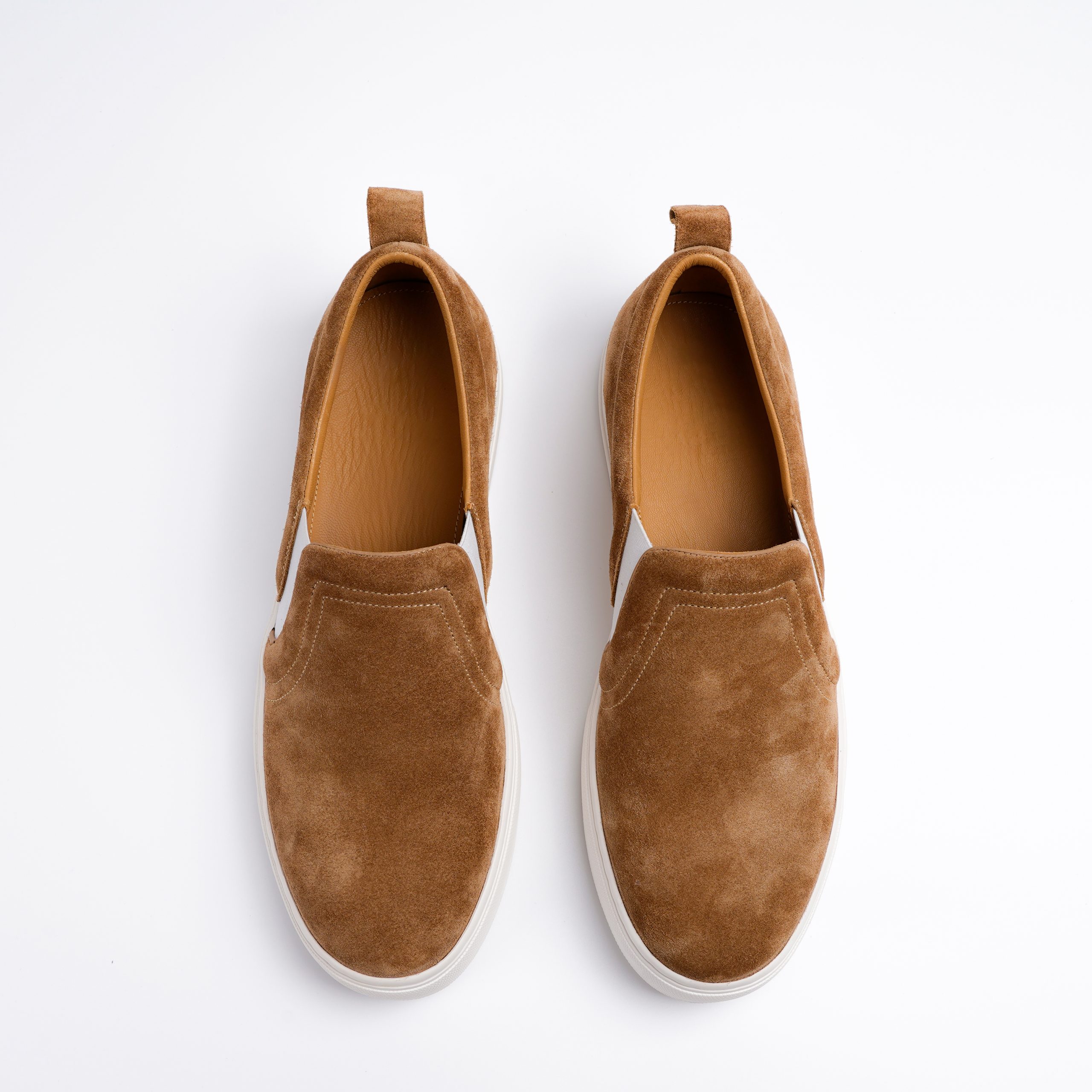 Giày slip-ons đa năng - sự thoải mái và phong cách trong mọi hoàn cảnh (Nguồn: Internet)