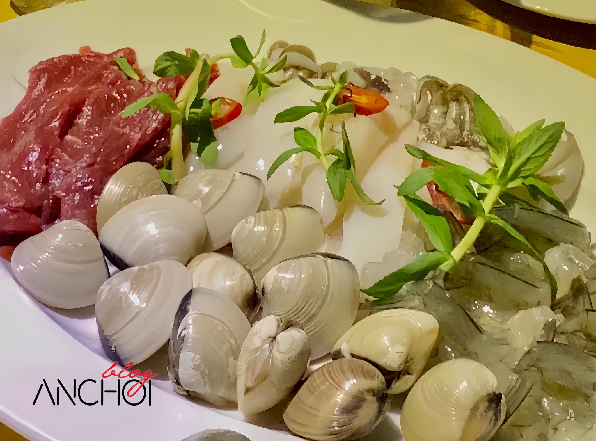 Hải sản nhúng lẩu tại Một Nắng Seafood Restaurant (nguồn: BlogAnChoi)