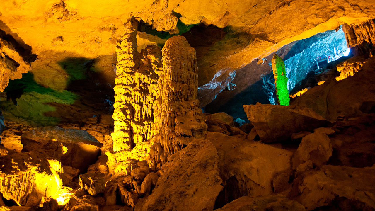 Ánh sáng huyền ảo được tạo ra bên trong hang Sửng Sốt (Nguồn: Internet)