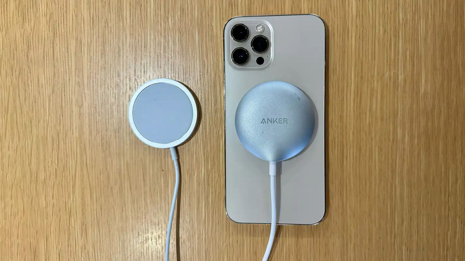 iPhone 12 Pro Max khi sử dụng sạc không dây Anker Qi2 MagGo cho tốc độ sạc nhanh như MagSafe (Ảnh: Internet)