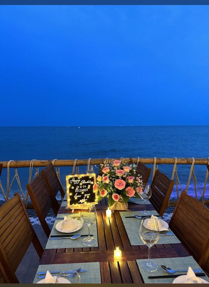 Một Nắng Seafood Restaurant có vị trí sát biển (nguồn: Internet)