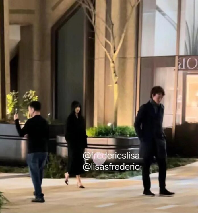 Sáng ngày 3/4, mạng xã hội xôn xao hình ảnh Lisa (BLACKPINK) hẹn hò cùng nam thái tử Frederic Arnault trên một con phố tại Nhật Bản.