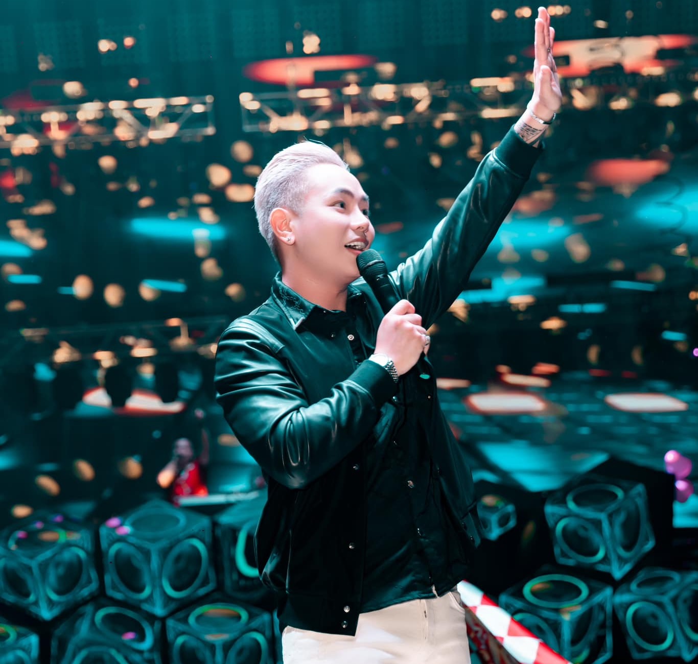 Anh được đông đảo khán giả biết đến khi tham gia cuộc thi Giọng hát Việt (The Voice) 2015 (Ảnh: Internet)