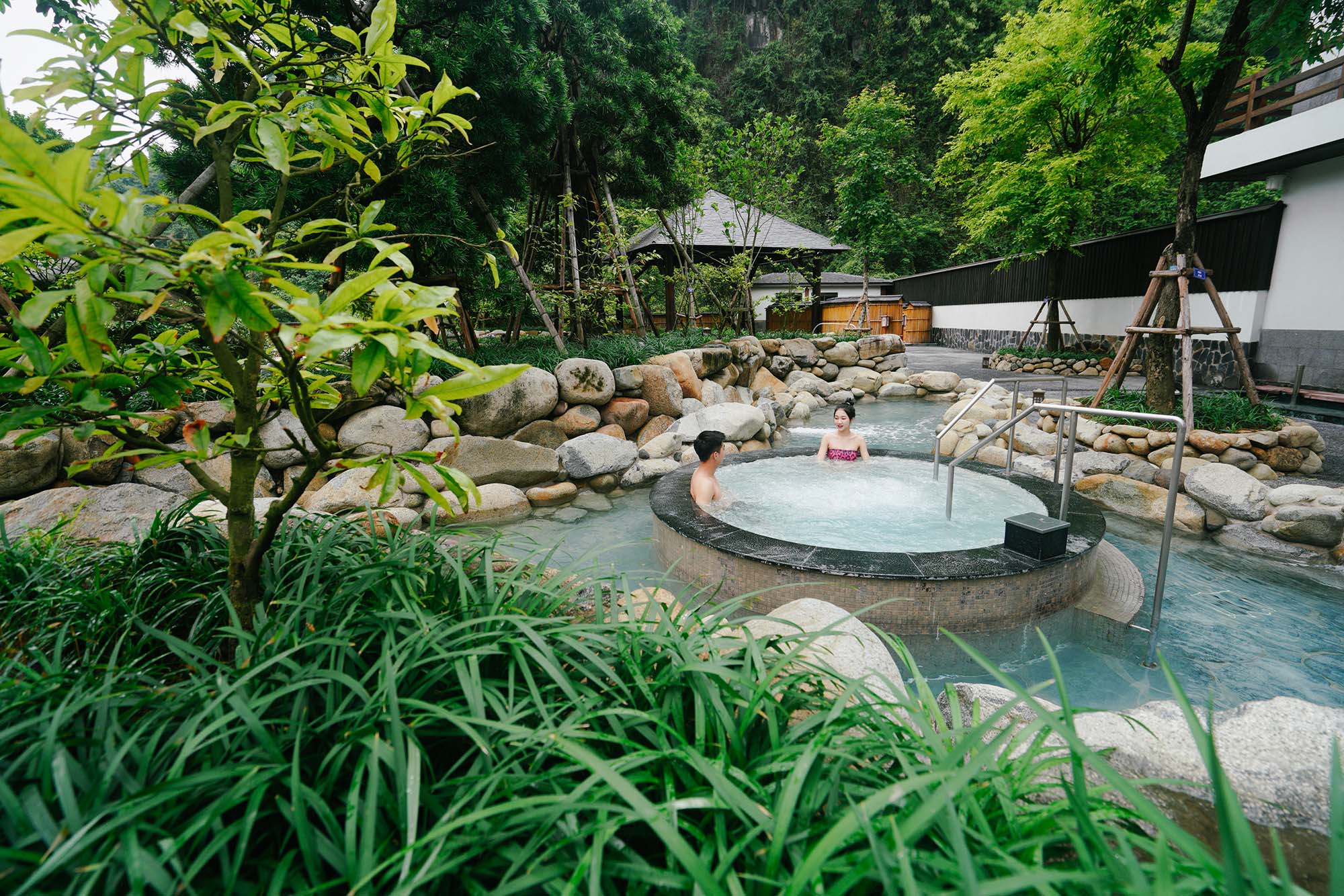 Tắm Onsen kiểu Nhật giúp bạn thư giãn và làm sạch sâu (Nguồn: Internet)