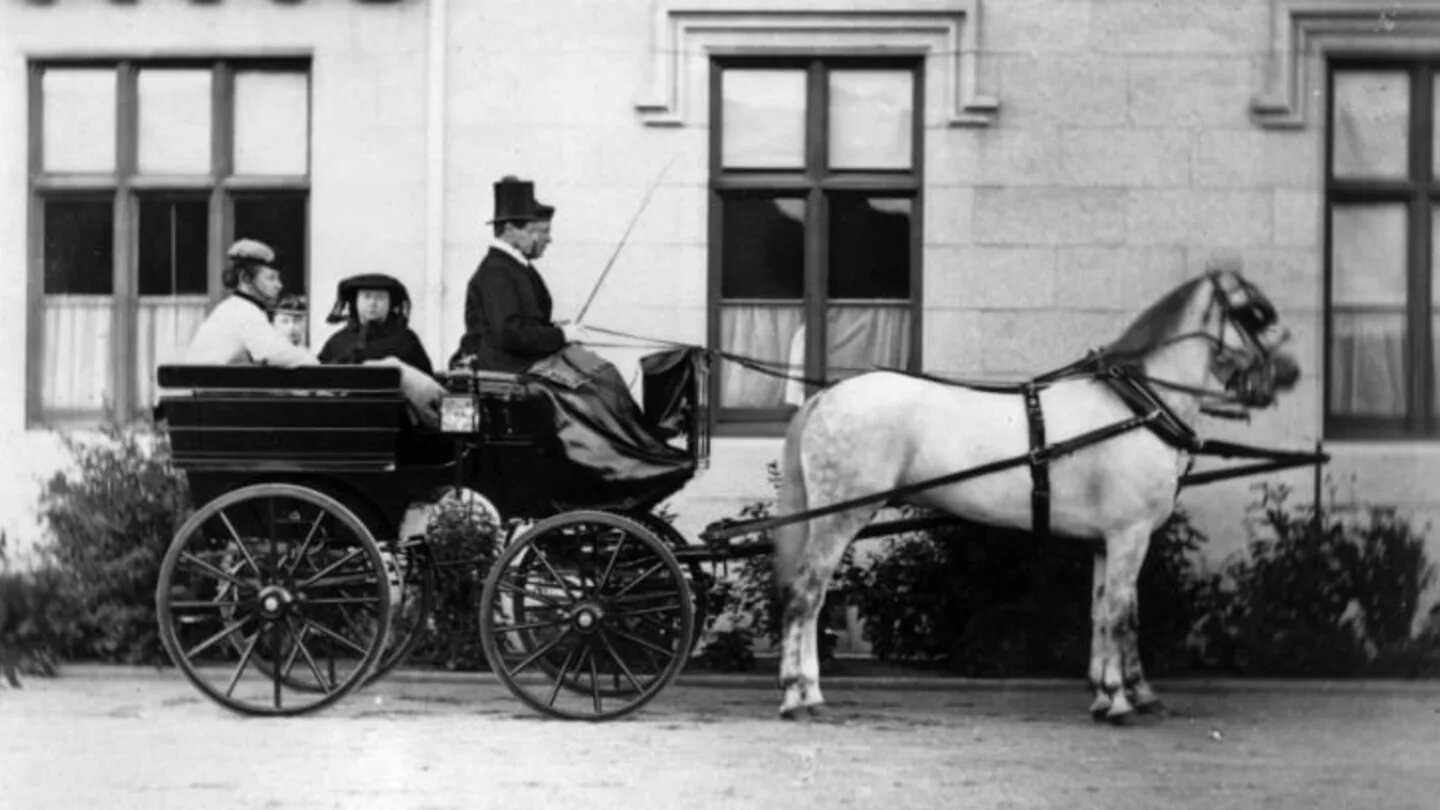 Louise và Beatrice trên chuyến xe ngựa cùng Nữ hoàng Victoria