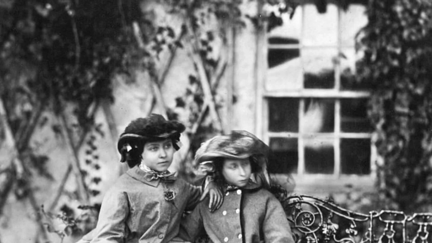 Công chúa Alice (phải) ngồi cùng chị gái Victoria