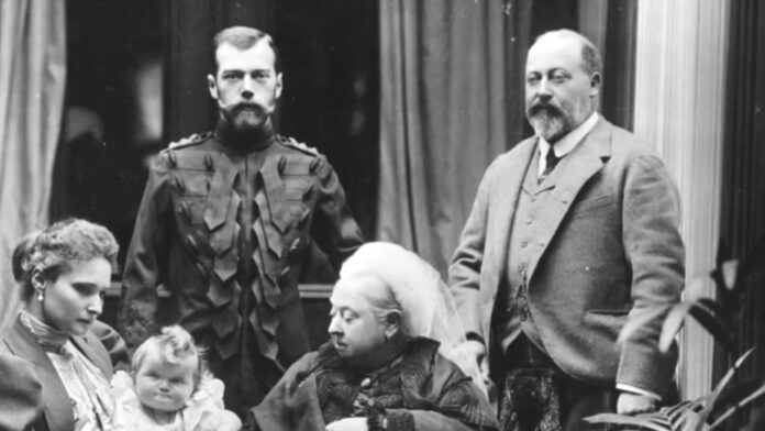 Edward VII (phải) cùng gia đình, trong đó có Nữ hoàng Victoria (giữa)