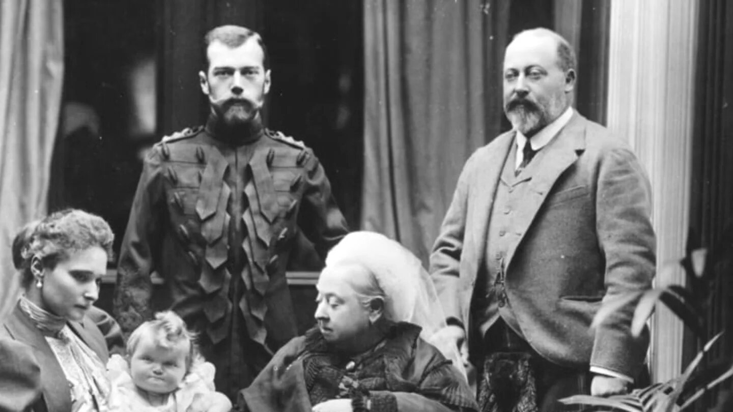 Edward VII (phải) cùng gia đình, trong đó có Nữ hoàng Victoria (giữa)