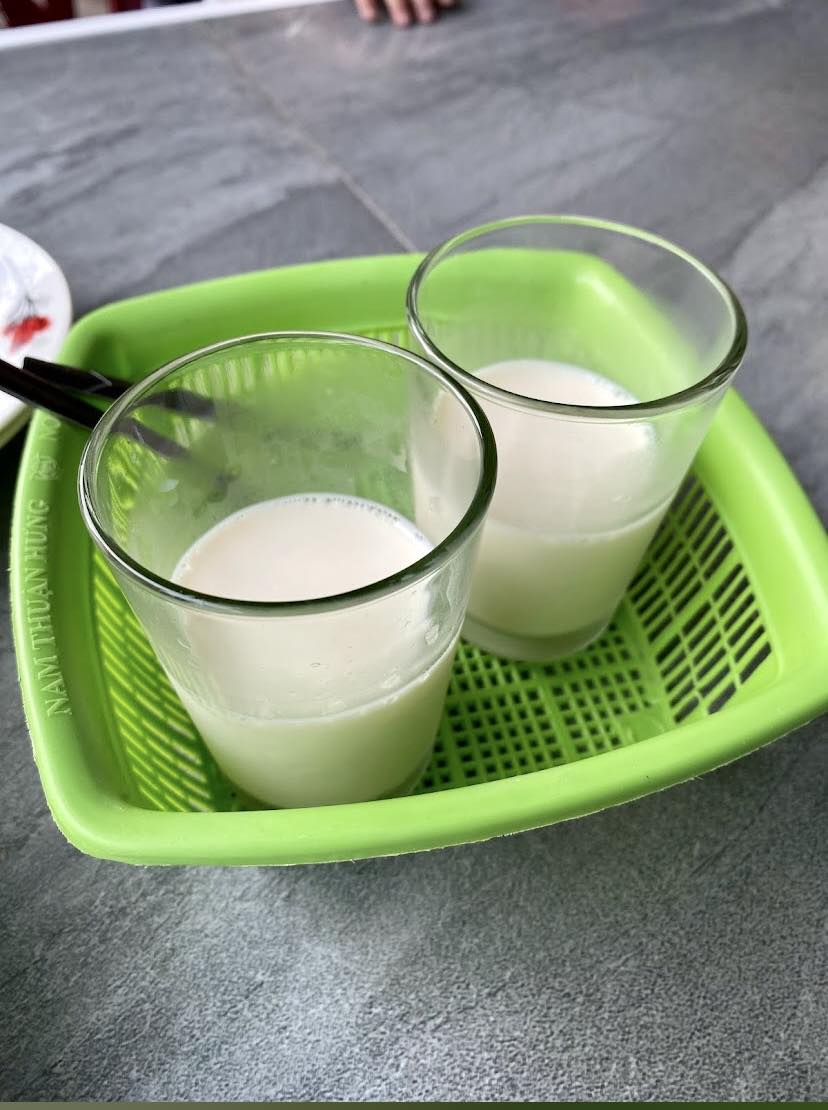 Sữa chua phô mai tại quán bánh căn Lân Nguyệt (nguồn: Internet)
