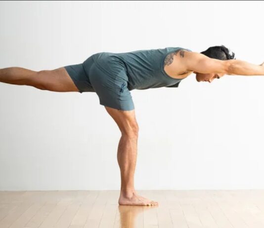 5 bài tập yoga giúp đầu gối giảm đau và chắc khỏe, tăng cường cơ bắp vùng đầu gối Virabhadrasana III (Chiến binh III với chân đứng cong) (Ảnh: Internet)