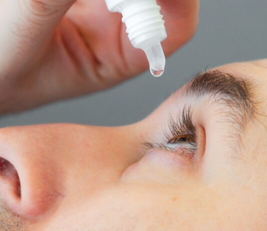 Dùng thuốc nhỏ mắt không kê đơn (Ảnh: Internet)