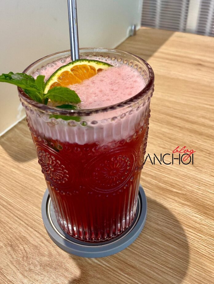 Món trà Hibiscus tại quán Sống Cà Phê (nguồn: BlogAnChoi)