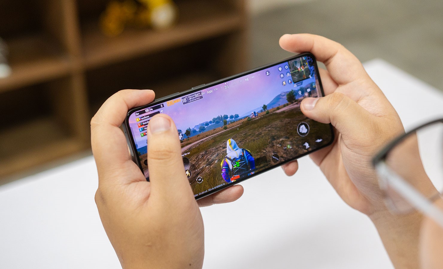 OnePlus Ace 3V cho cảm giác cầm nắm khá thoải mái khi chơi game (Ảnh: Internet)