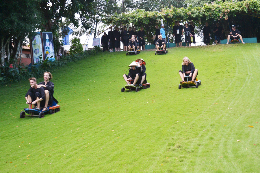 du khách rất thích trò trượt cỏ tại khu du lịch Vinh Sang (ảnh: internet)