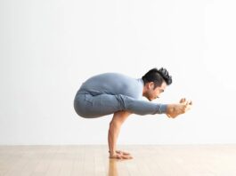 Bài tập yoga tư thế đom đóm (Ảnh: Internet)