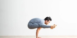Bài tập yoga tư thế đom đóm (Ảnh: Internet)