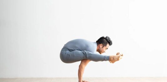 Bài tập yoga tư thế đom đóm (Ảnh: Internet)