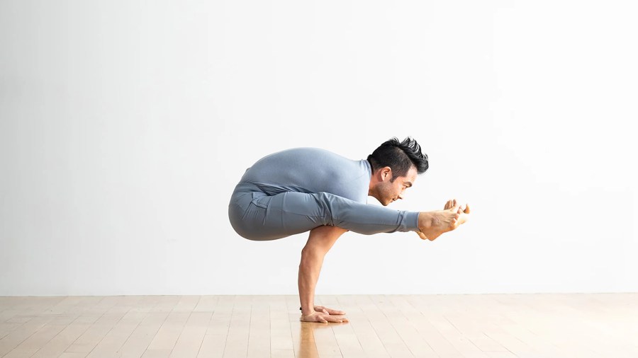 Bài tập yoga tư thế đom đóm (Ảnh: Internet)