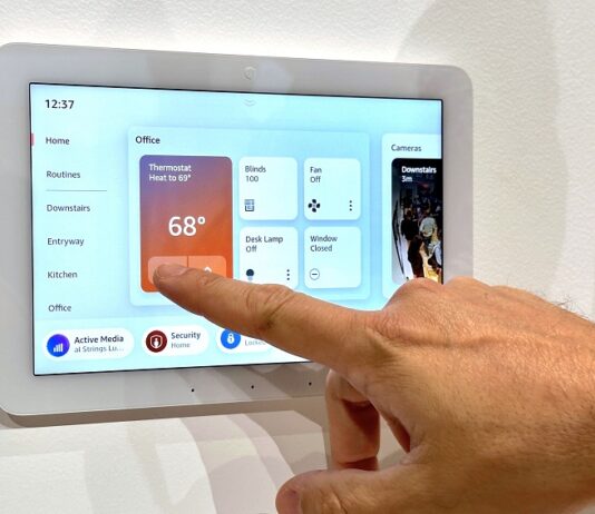 Sử dụng Echo Hub để điều khiển các thiết bị thông minh trong nhà (Ảnh: Internet)