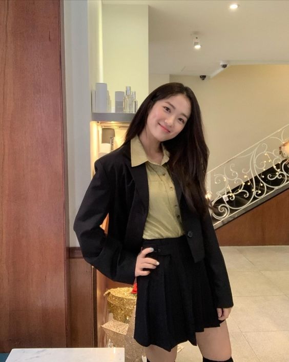 Nữ diễn viên Kim Hye Yoon trông như tiểu thư tài phiệt trong outfit này (Nguồn: Internet)