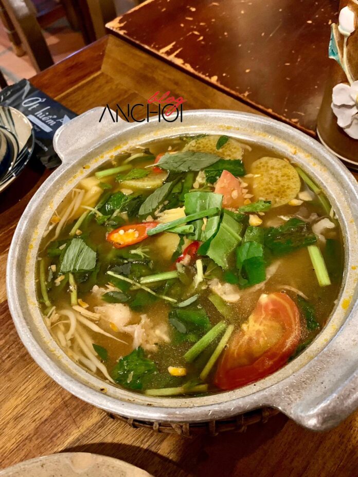 Món canh chua cá hú tại nhà hàng Ớt Hiểm (nguồn: BlogAnChoi)