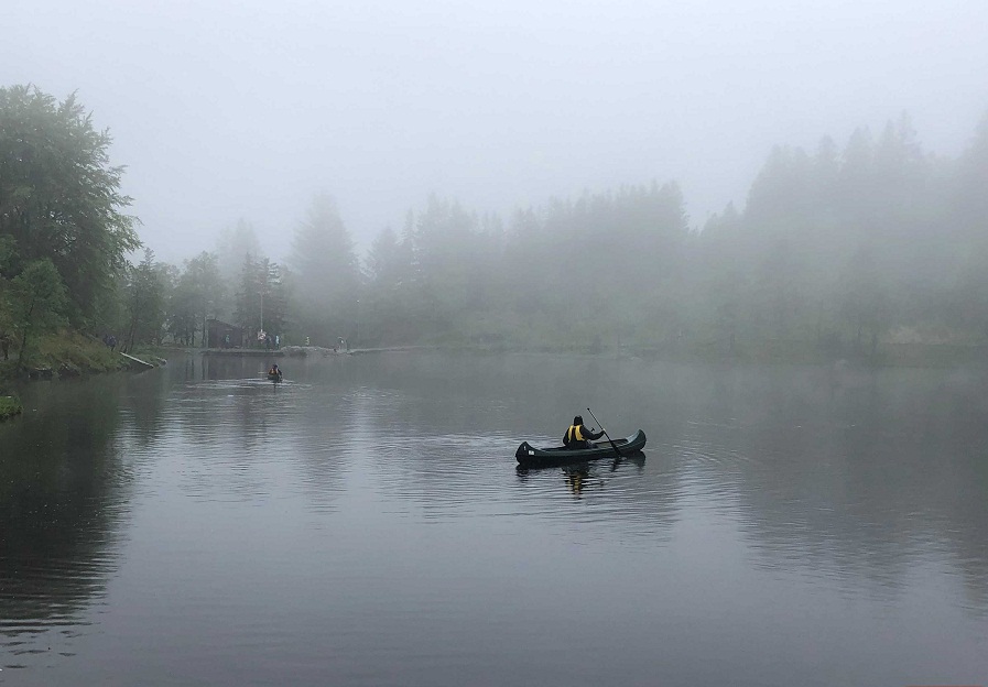 Hình chụp người chèo thuyền kayak trên hồ (Ảnh: Internet)