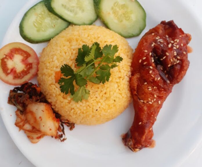 Cơm Gà Xối Mỡ Út Minh - cơm gà ngon giữa lòng Sài Gòn ( Ảnh: BlogAnChoi )