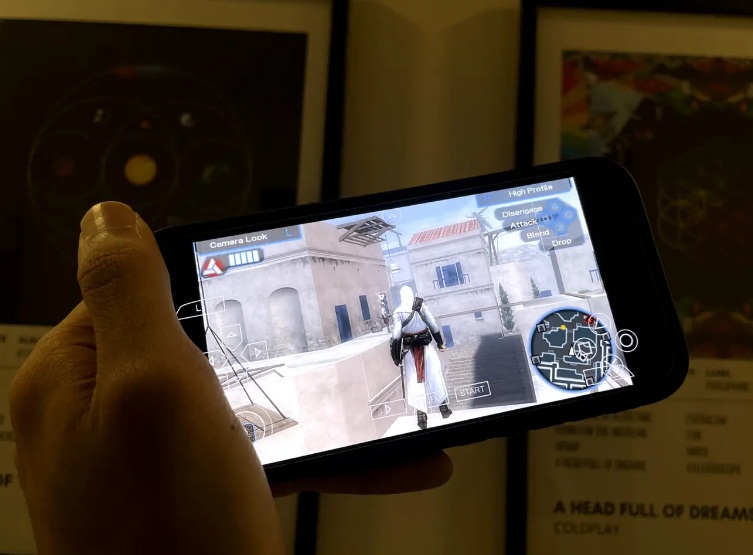 Chơi game Assassin's Creed: Bloodlines trên iPhone bằng giả lập PPSSPP (Ảnh: Internet)