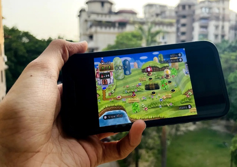 Chơi game Super Mario Galaxy 2 trên iPhone bằng cách sử dụng DolphiniOS (Ảnh: Internet)