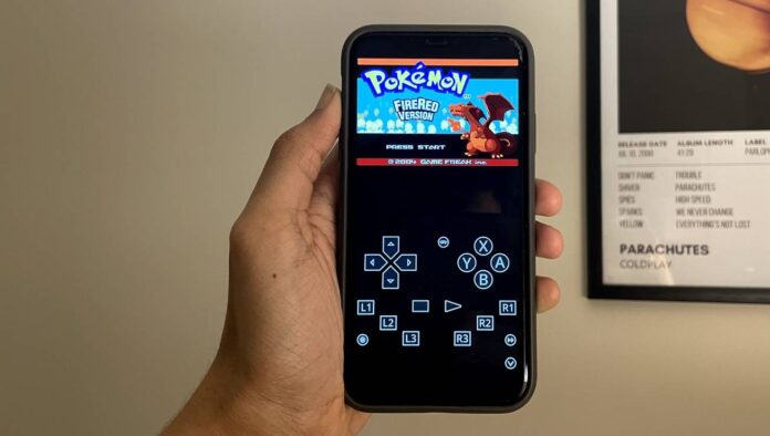 Chơi game Pokémon FireRed trên iPhone bằng RetroArch (Ảnh: Internet)