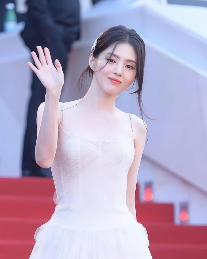 Khác với những lần tham gia sự kiện khác, Han So Hee lần này đã mang đến tạo hình nữ tính, kết hợp mái tóc tết nhẹ nhàng như một nàng Bạch Tuyết.